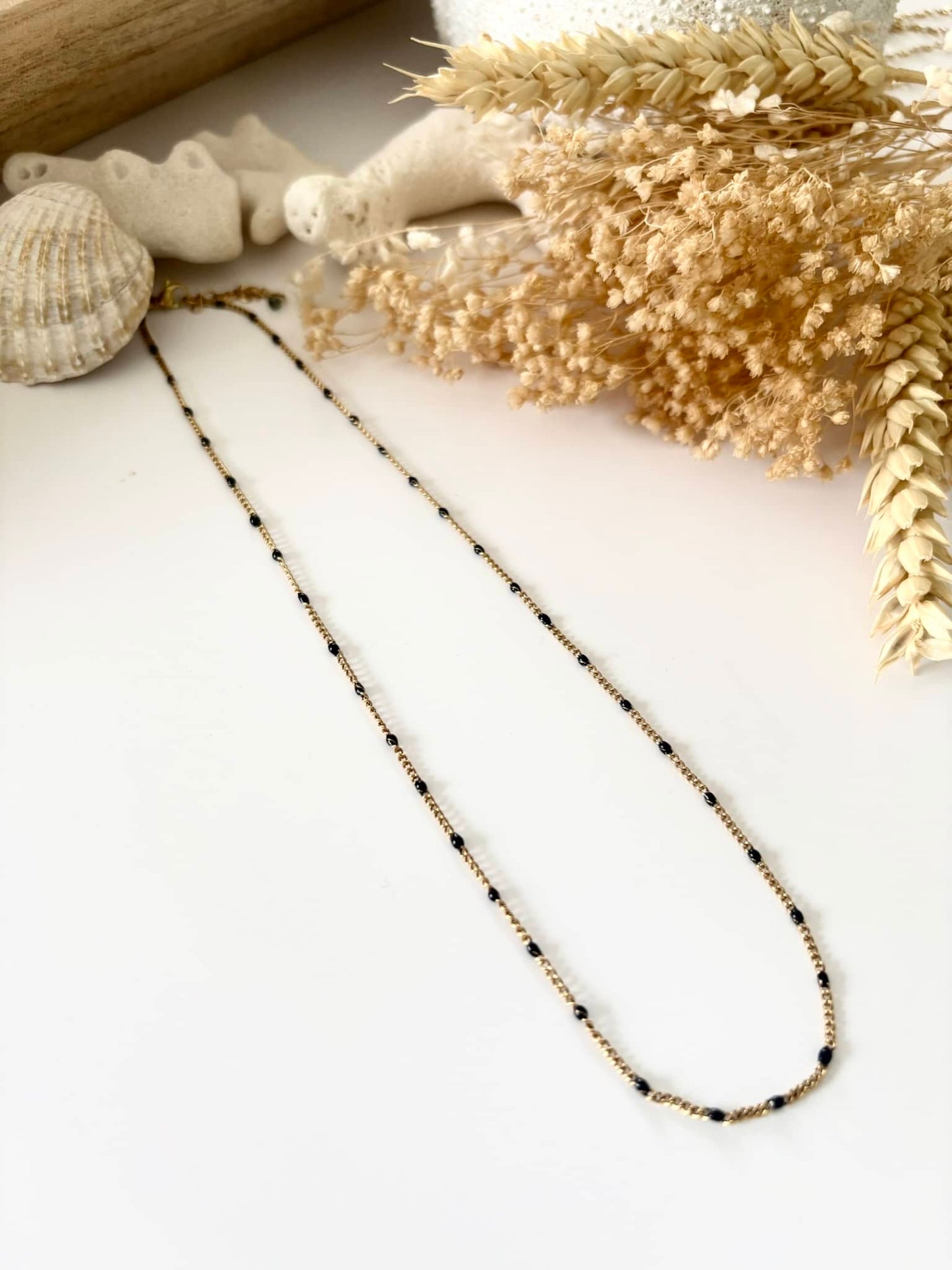 Collier chaine fine perlée noir*