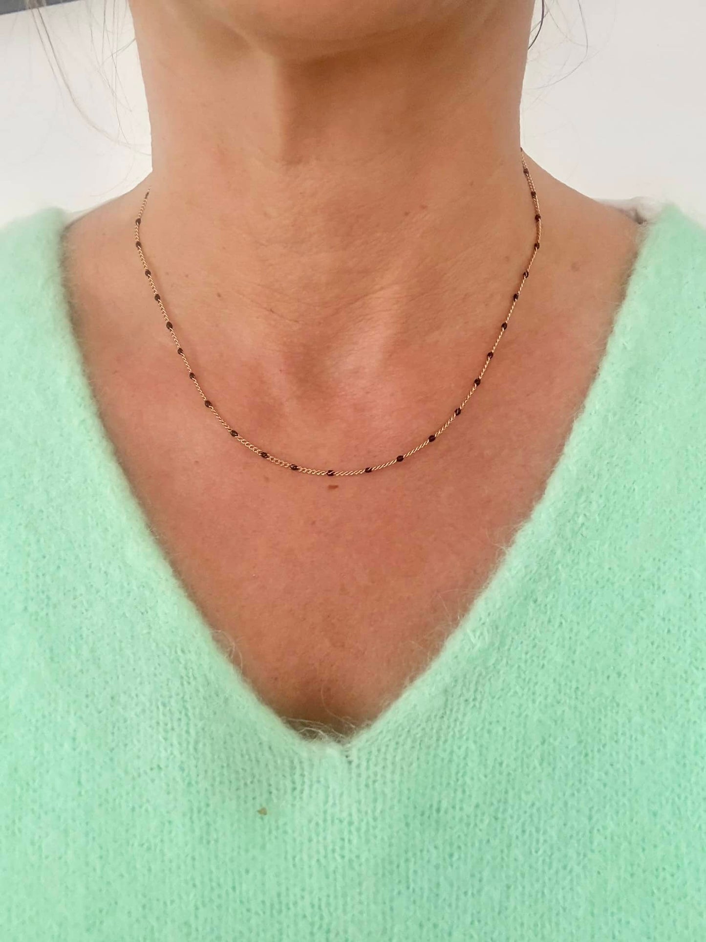 Collier chaine fine perlée noir*