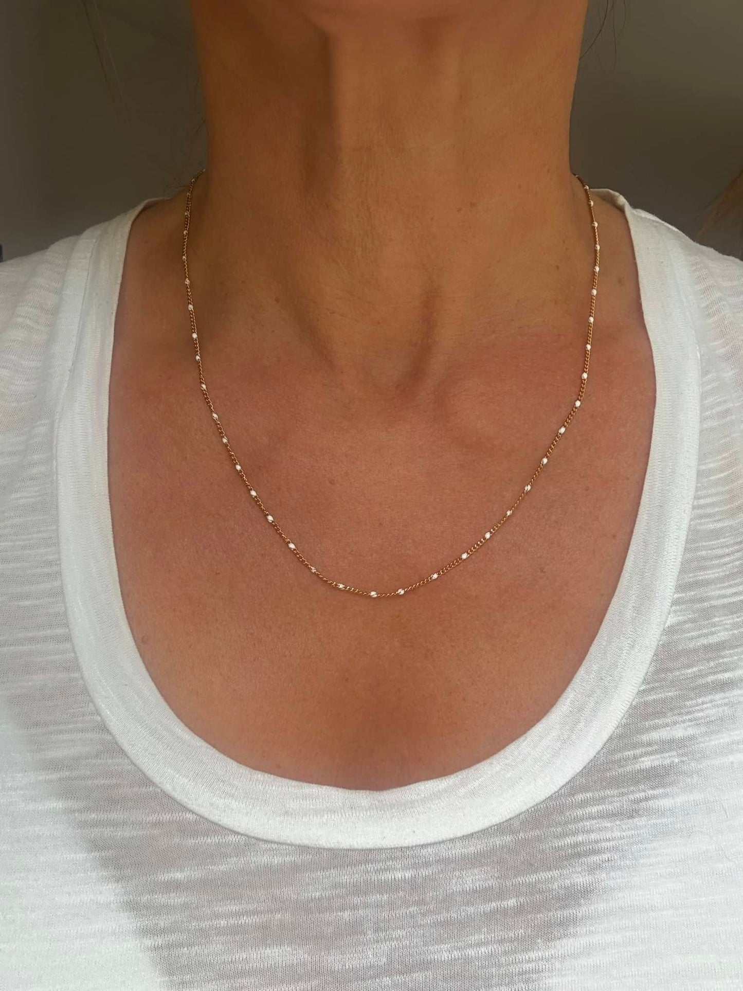 Collier chaine fine perlée blanc*