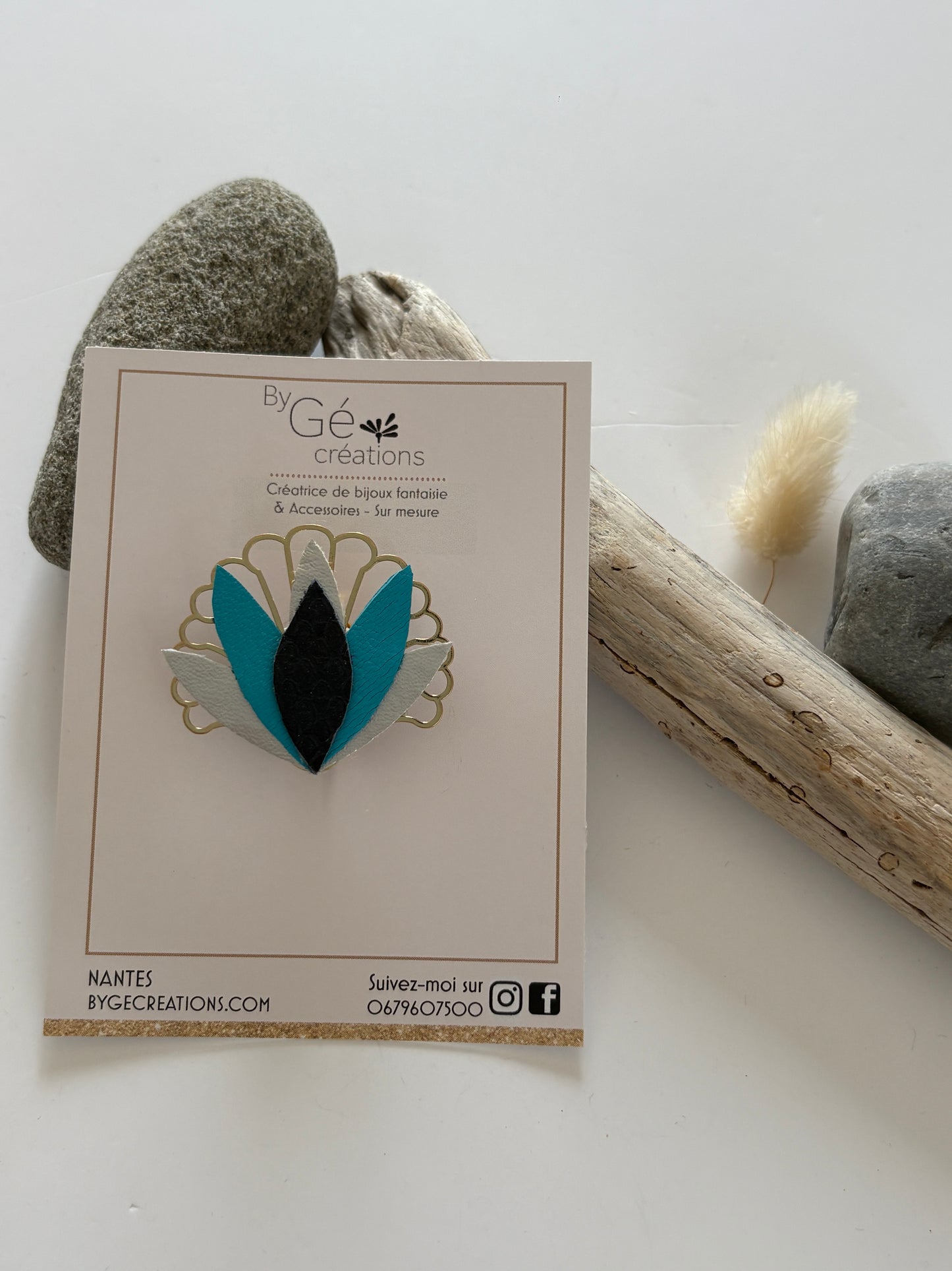 Broche florale : marine/bleu/argent