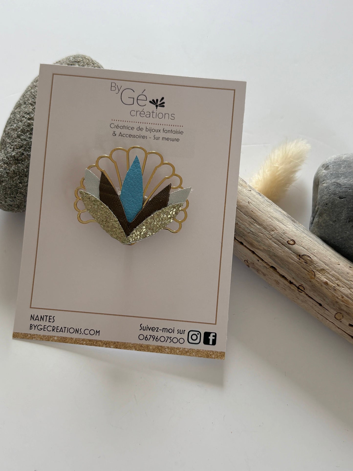 Broche florale : doré/marron/argent/bleu