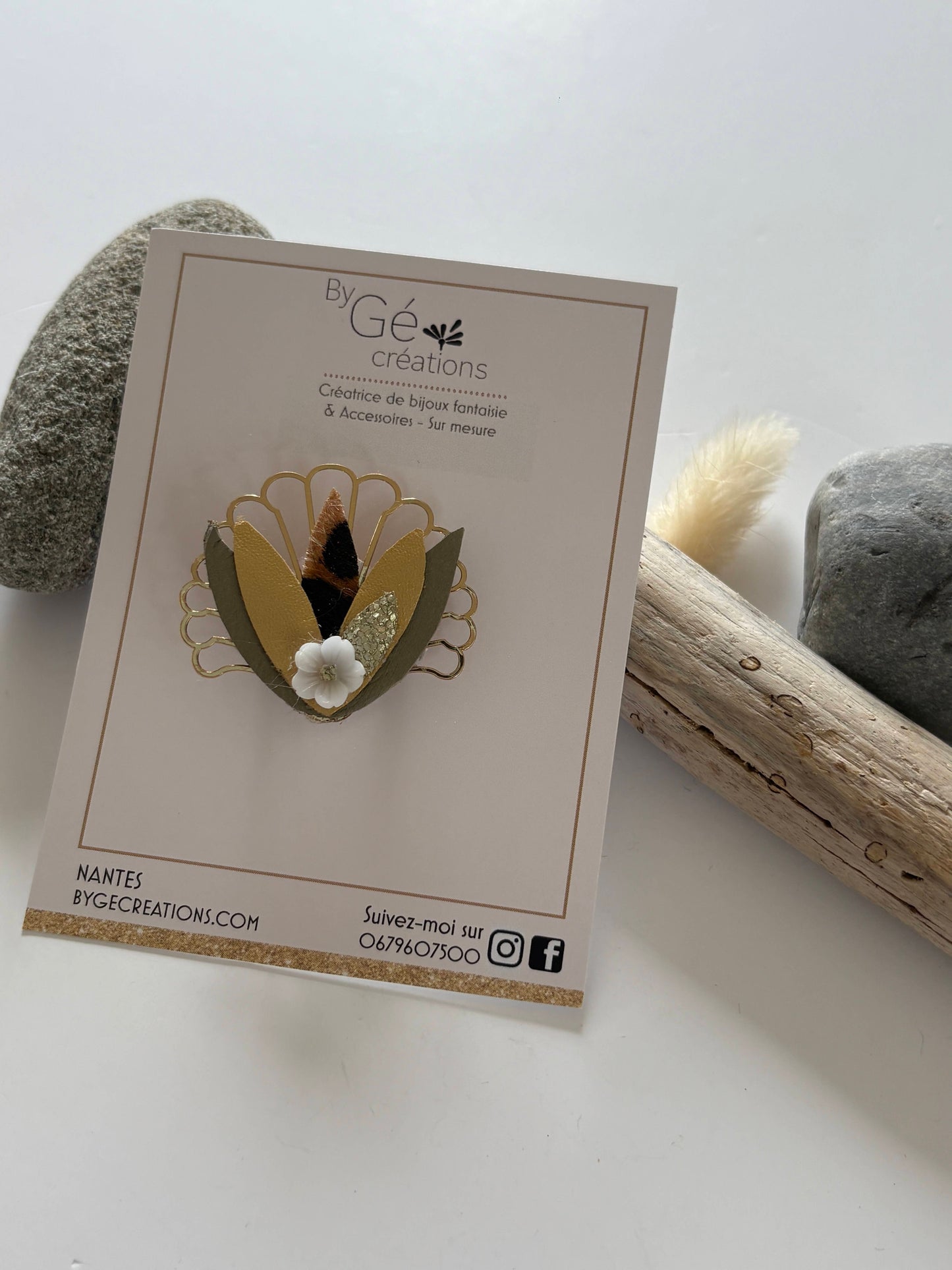Broche florale : fleur / dore/ gris/ léopard