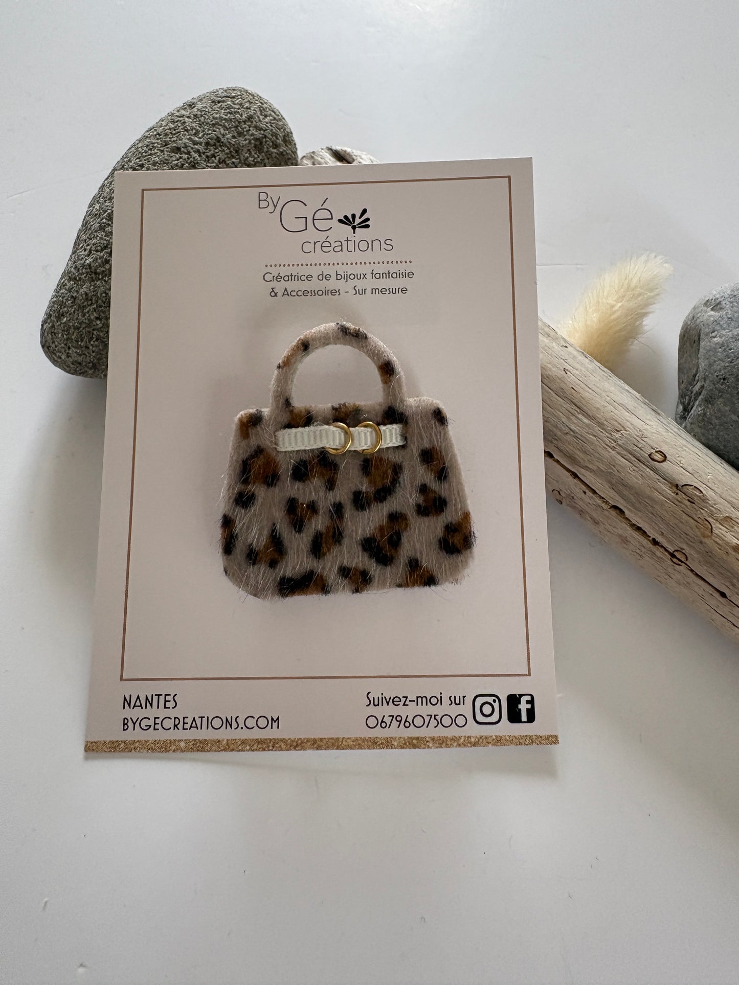 Broche sac a main : léopard / ruban crème