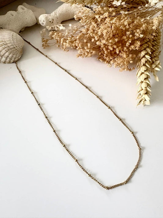 Collier chaine fine perlée doré*