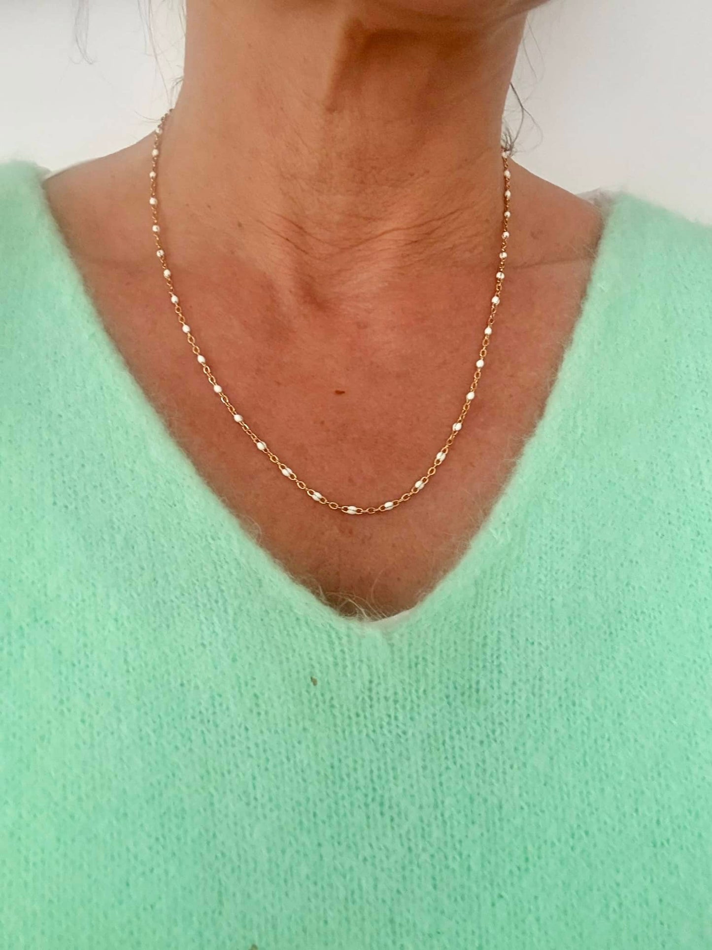 Collier chaine perlée blanc*