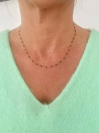 Collier chaine fine perlée noir*