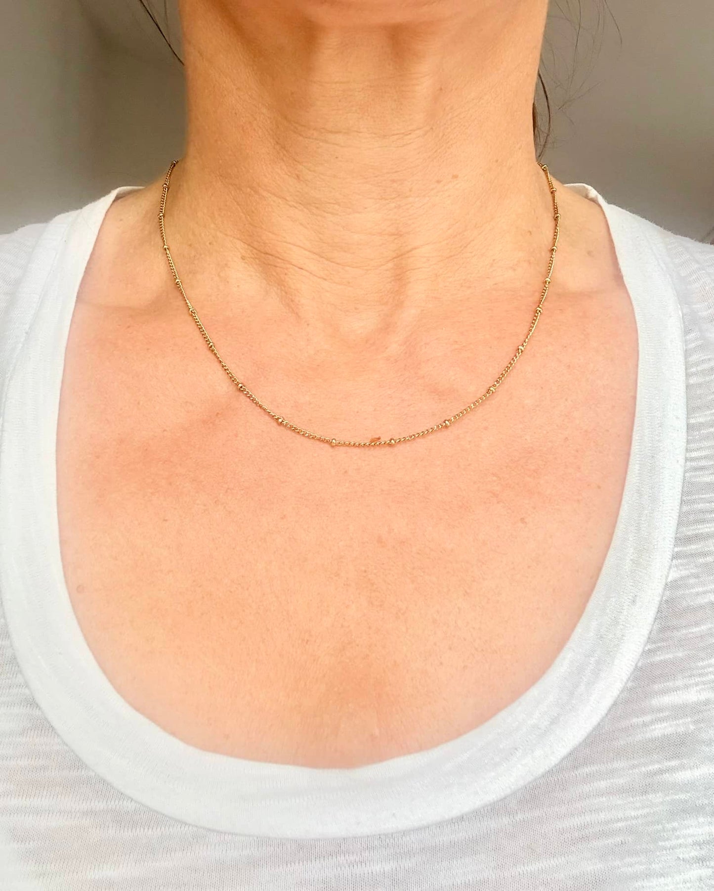 Collier chaine fine perlée doré*
