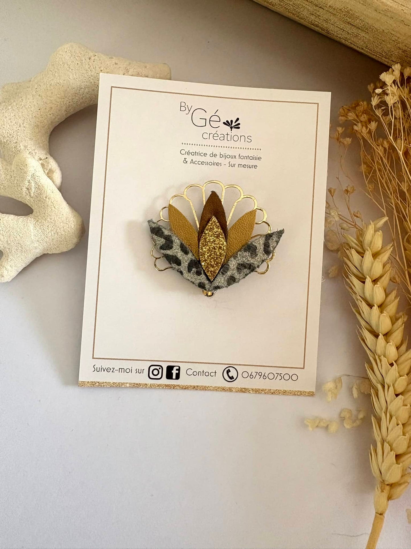 Broche florale léopard pailleté doré*