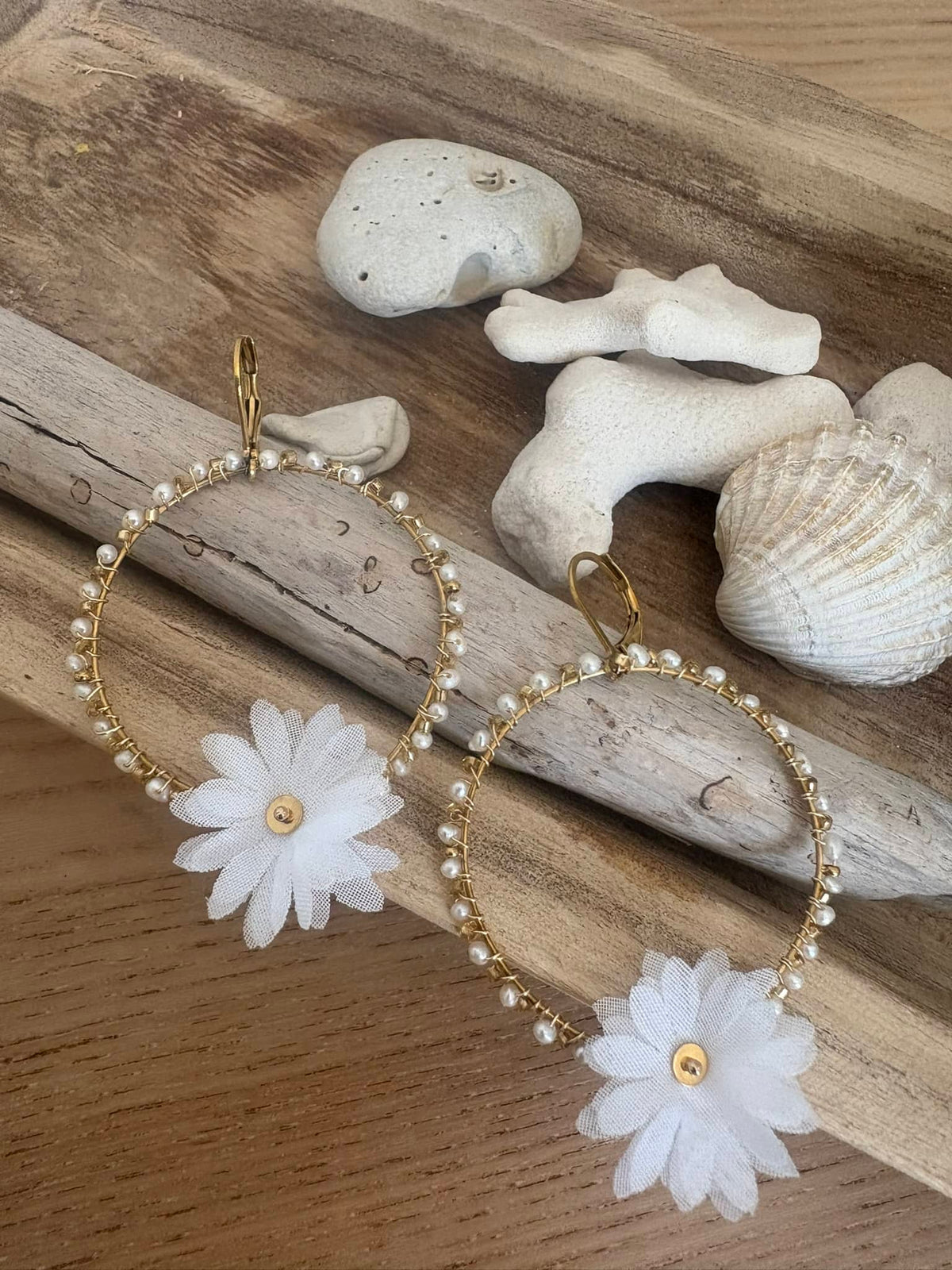Boucle Créole Florale Blanche*