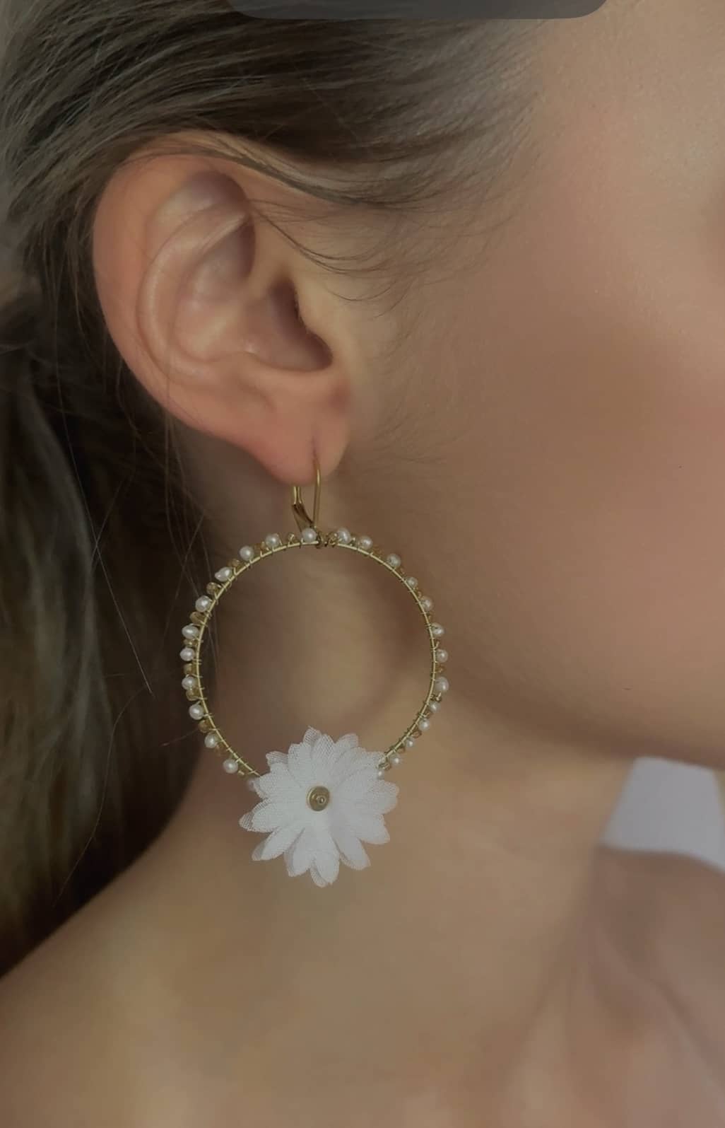 Boucle Créole Florale Blanche*