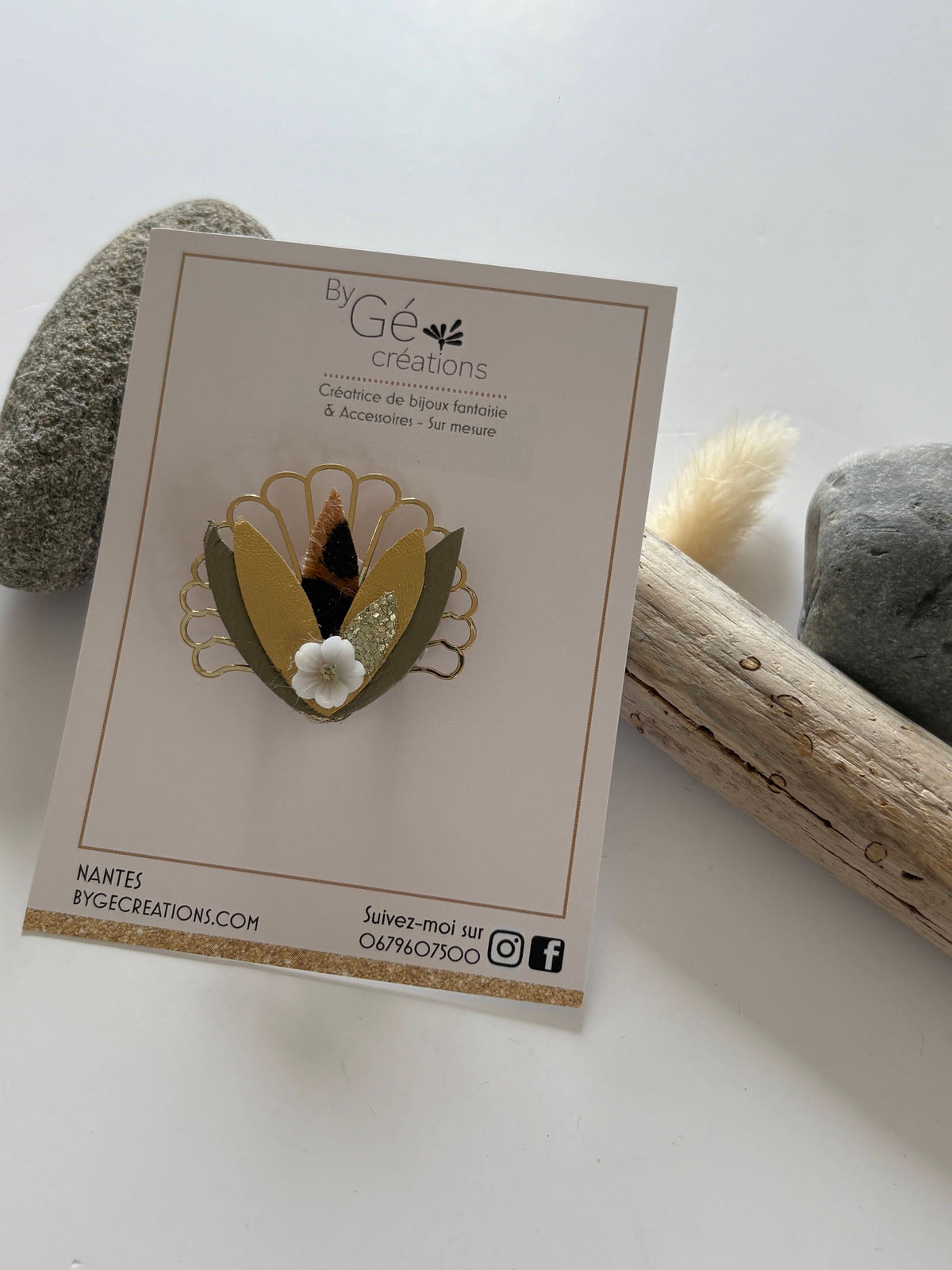 Broche florale :  fleur / dore/ gris/  léopard